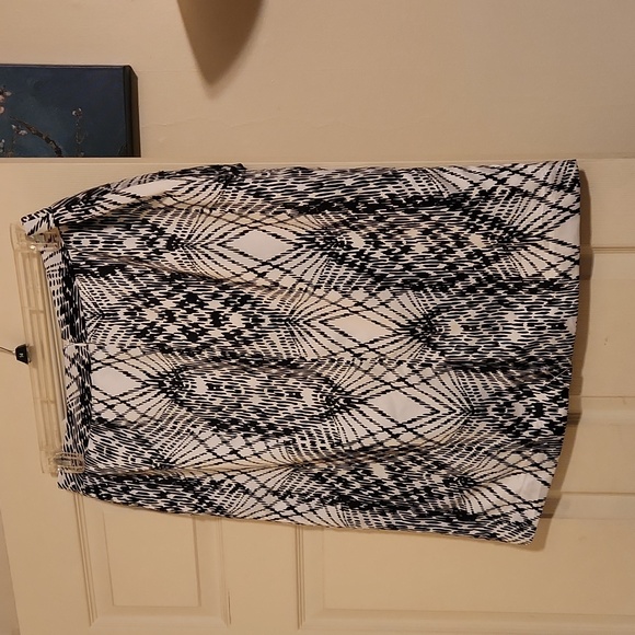 Never worn Worthington size 16 black and white silky-smooth pencil skirt. - Picture 2 of 2